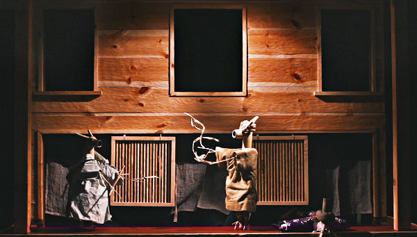 Bambuhandskdockor framför en scen ur Sorkfjord Performance's föreställning Bäcken